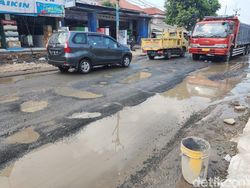 Tolong! Jl Raya Cikarang-Cibarusah Rusak Parah dan Berlubang Bak Kolam