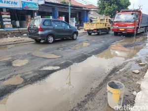 Tolong! Jl Raya Cikarang-Cibarusah Rusak Parah dan Berlubang Bak Kolam