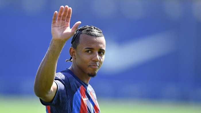FC Barcelonas new French defender Jules Kounde waves during his presentation ceremony at the Joan Gamper training ground in Sant Joan Despi, near Barcelona, on August 1, 2022. (Photo by Pau BARRENA / AFP) (Photo by PAU BARRENA/AFP via Getty Images)