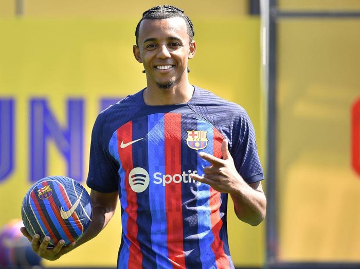 FC Barcelona's new french defender Jules Kounde poses for pictures during his presentation ceremony at the Joan Gamper training ground in Sant Joan Despi, near Barcelona, on August 1, 2022. (Photo by Pau BARRENA / AFP) (Photo by PAU BARRENA/AFP via Getty Images)