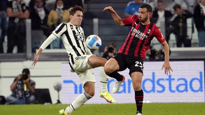 TURIN, ITALY - SEPTEMBER 19:  (L-R) Federico Chiesa of Juventus battles for the ball with Alessandro Florenzi of AC Milan during the Serie A match between Juventus and AC Milan at  on September 19, 2021 in Turin, Italy. (Photo by Pier Marco Tacca/Getty Images)