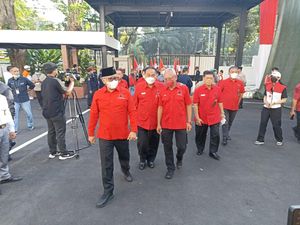 Sekjen PDIP Hasto-Bambang Pacul Tiba di KPU untuk Daftar Pemilu