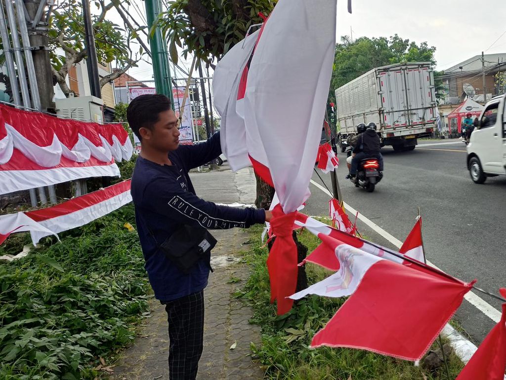 Demi Bayar UKT, Mahasiswa Asal Karangasem Jual Bendera di Tabanan