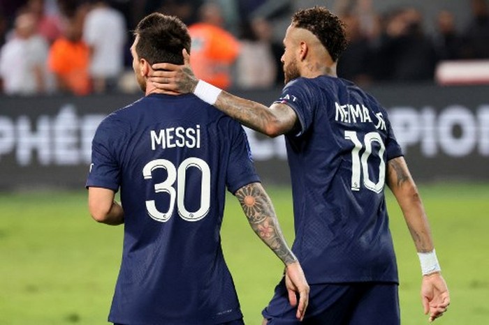 lionel messi neymar psg paris saint-germain trophee des champions 2022 Paris Saint-Germain's Argentinian forward Lionel Messi (L) and Paris Saint-Germain's Brazilian forward Neymar celebrate the team's win in the French Champions' Trophy (Trophee des Champions) final football match, Paris Saint-Germain versus FC Nantes, in the at the Bloomfield Stadium, in Tel Aviv on July 31, 2022. - Paris Saint-Germain (PSG) beat Nantes 4-0 to clinch the trophy. (Photo by JACK GUEZ / AFP)
