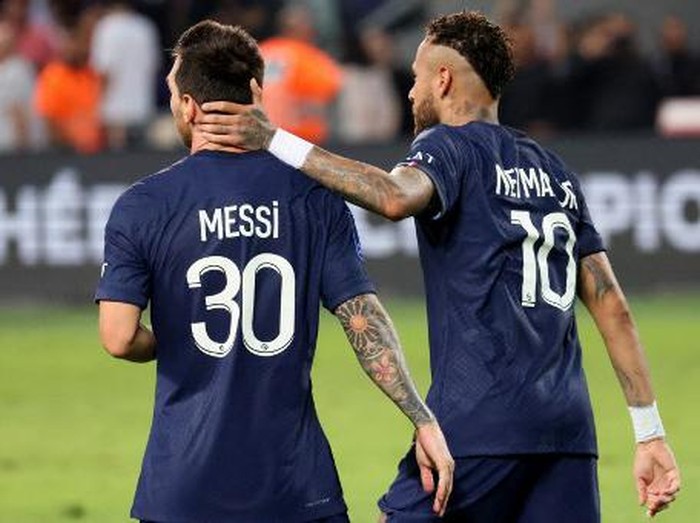 Paris Saint-Germain's Argentinian forward Lionel Messi (L) and Paris Saint-Germain's Brazilian forward Neymar celebrate the team's win in the French Champions' Trophy (Trophee des Champions) final football match, Paris Saint-Germain versus FC Nantes, in the at the Bloomfield Stadium, in Tel Aviv on July 31, 2022. - Paris Saint-Germain (PSG) beat Nantes 4-0 to clinch the trophy. (Photo by JACK GUEZ / AFP)