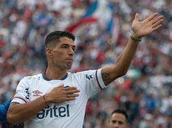 Peluk Jauh Lionel Messi yang Tetap Sayang Luis Suarez