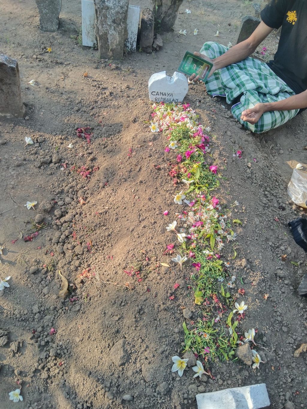 Makam bayi dari ibu di Jombang yang dipaksa lahiran normal