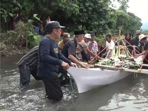 Keseruan Tradisi Massorong Lopi dan Mendio Toke Battang di Polman