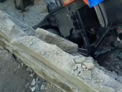 Mobil Pikap Seruduk Merajan Warga di Batubulan Gianyar