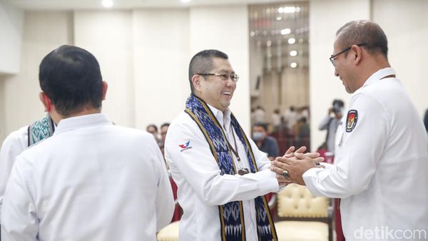 Momen Hary Tanoe Daftarkan Partainya ke KPU