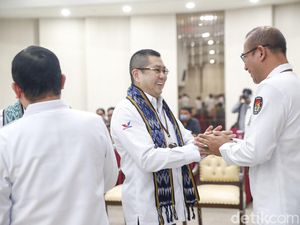 Momen Hary Tanoe Daftarkan Partainya ke KPU