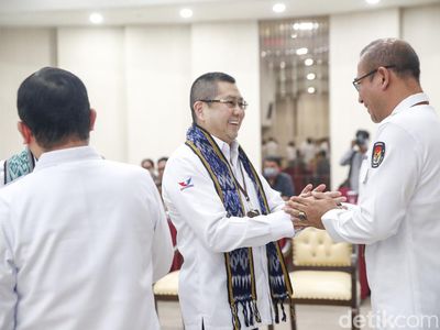 Momen Hary Tanoe Daftarkan Partainya ke KPU