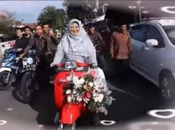 Cerita di Balik Aksi Ibu di Majalengka Antar Putranya Nikah Naik Vespa