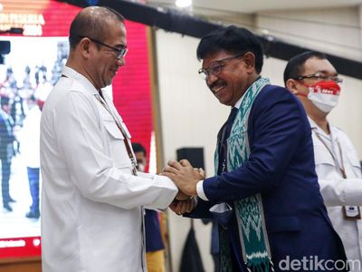 Senyum Sekjen NasDem, Johnny G Plate Saat Memimpin Pendaftaran ke KPU