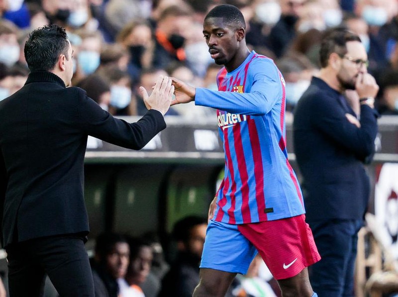 VALENCIA, SPAIN - FEBRUARY 20: (L-R) coach Xavi Hernandez of FC Barcelona, Ousmane Dembele of FC Barcelona during the La Liga Santander  match between Valencia v FC Barcelona at the Estadio de Mestalla on February 20, 2022 in Valencia Spain (Photo by David S. Bustamante/Soccrates/Getty Images)
