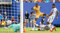 Dembele baru diperpanjang kontraknya pada musim panas ini, jadi sampai tahun 2024 nanti. Sejak diperpanjang kontrak, pemain sayap asal Prancis itu terus tokcer (AP)
