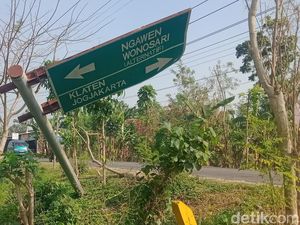 Awas Tersesat! Papan Penunjuk Arah Klaten dan Gunung Kidul Ambruk Awas Tersesat! Papan Penunjuk Arah Klaten dan Gunung Kidul Ambruk