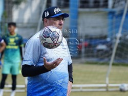 Kursi Panas Persib Itu Ditinggalkan sang Meneer