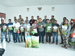 Bupati Dairi Bagikan Bibit Jagung dan Alat Pertanian di Tanah Pinem