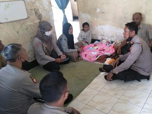 Heboh! Penemuan Bayi Perempuan di Depan SMPN 5 Kopang Lombok Heboh! Penemuan Bayi Perempuan di Depan SMPN 5 Kopang Lombok