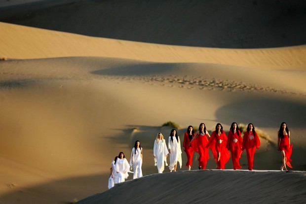 Pierre Cardin mengadakan acara fashion show di hamparan Gurun Gobi, China