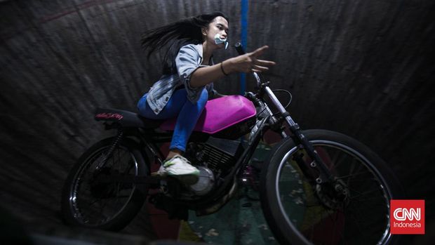 Karmila Purba adalah wanita pertama yang menekuni profesi sebagai joki tong setan. Karmila mengatakan dirinya belajar untuk mengendarai sepeda motor di tong setan itu selama satu tahun untuk bisa menguasai seluruh teknik sebagai joki tong setan. CNN Indonesia/Adi Maulana Ibrahim
