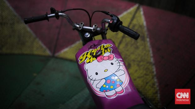 Karmila Purba adalah wanita pertama yang menekuni profesi sebagai joki tong setan. Karmila mengatakan dirinya belajar untuk mengendarai sepeda motor di tong setan itu selama satu tahun untuk bisa menguasai seluruh teknik sebagai joki tong setan. CNN Indonesia/Adi Maulana Ibrahim
