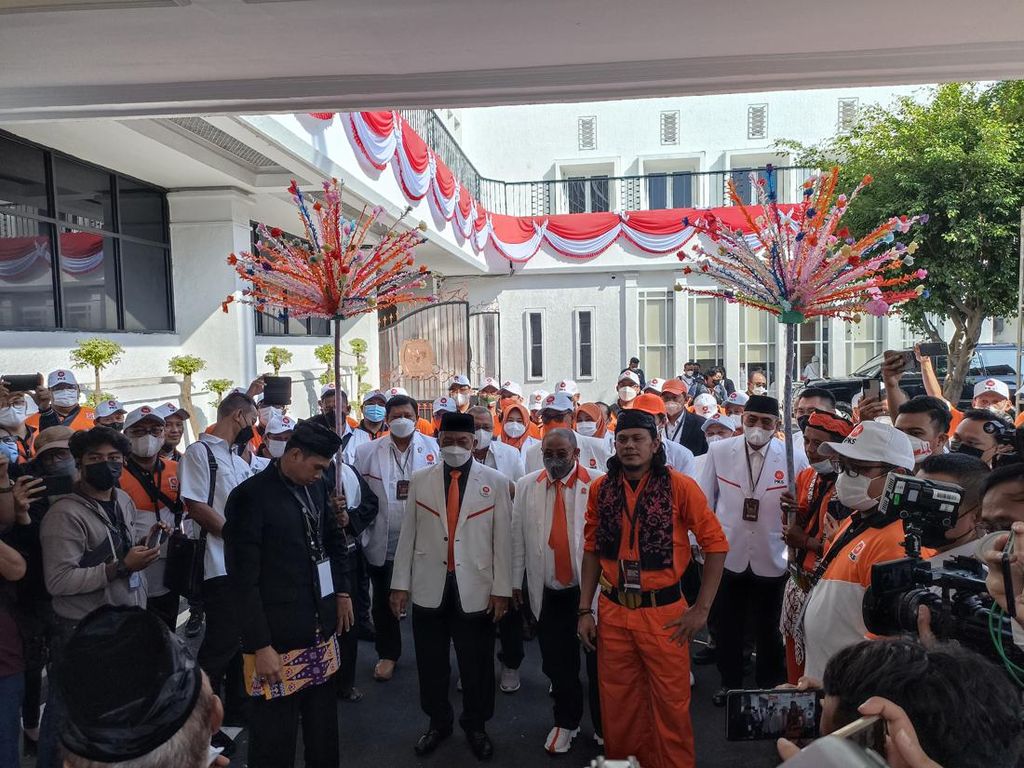 Kebudayaan Palang Pintu Meriahkan Pendaftaran PKS di KPU Kebudayaan Palang Pintu Meriahkan Pendaftaran PKS di KPU