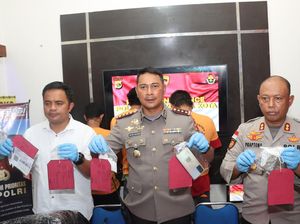 Oknum ASN di Papua Diduga Selundupkan Sabu Pakai Speaker Aktif Ditangkap Oknum ASN di Papua Diduga Selundupkan Sabu Pakai Speaker Aktif Ditangkap