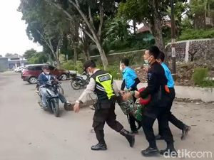 Pria Berbaju Mirip TNI Ngamuk di Stasiun Kotabumi Lampung Utara Pria Berbaju Mirip TNI Ngamuk di Stasiun Kotabumi Lampung Utara