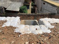 Proyek Tambah Karung di Got Antibanjir Duren Sawit Rampung Pekan Depan