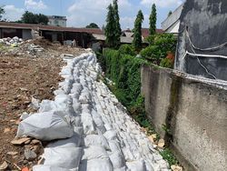 Karung Tambahan di Got Antibanjir Duren Sawit Mulai Dipasang