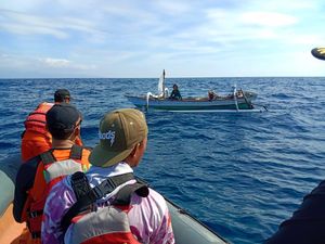 Nelayan di Lombok Hilang, Perahunya Ditemukan di Barat Gili Trawangan Nelayan di Lombok Hilang, Perahunya Ditemukan di Barat Gili Trawangan