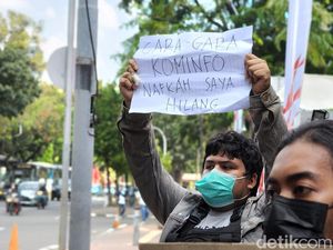 Pemuda Cibubur Protes soal Pemblokiran PayPal di Kantor Kominfo Pemuda Cibubur Protes soal Pemblokiran PayPal di Kantor Kominfo