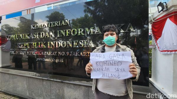 Protes Pemblokiran PayPal di Kantor Kominfo: Nafkah Saya Hilang