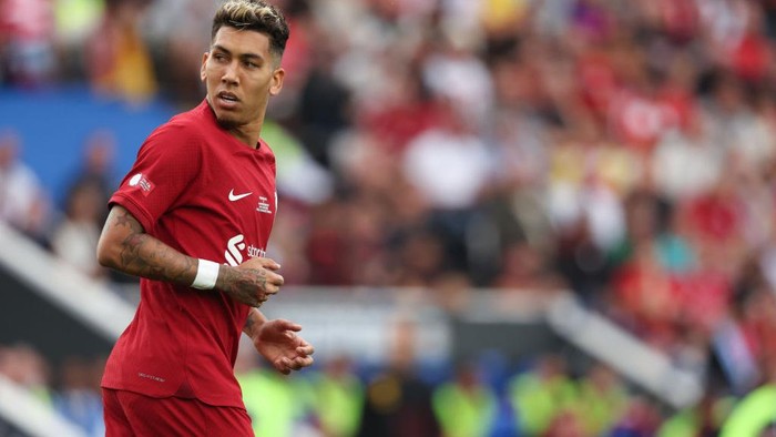 LEICESTER, ENGLAND - JULY 30: Roberto Firmino of Liverpool during The FA Community Shield match between Liverpool and Manchester City at The King Power Stadium on July 30, 2022 in Leicester, England. (Photo by Matthew Ashton - AMA/Getty Images)