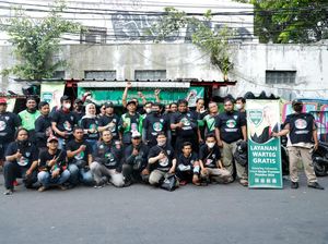 Komunitas Warteg Pendukung Ganjar Bagikan 1.000 Paket Nasi ke Ojol