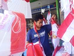 Jelang HUT ke-77 RI, Penjual Bendera Merah Putih Menjamur di Denpasar