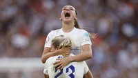 Ella Toone dan Alessia Russo dari Inggris merayakan setelah memenangkan Euro 2022 Putri. Lawannya adalah Jerman yang jadi tim tersukses dengan delapan gelar sepanjang sejarahnya. Duel ini juga jadi adu tajam top scorer turnamen ini, yakni Beth Mead dari Inggris dan Alexandra Popp dari Jerman. (John Sibley/Reuters)