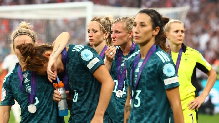 Selebrasi Timnas Wanita Inggris Usai Juara Euro 2022 Soccer Football - Women's Euro 2022 - Final - England v Germany - Wembley Stadium, London, Britain - July 31, 2022 Germany's Alexandra Popp looks dejected with teammates after losing the women's Euro 2022 REUTERS/Lisi Niesner