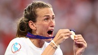 Pemain Inggris Jill Scott merayakan dengan medali setelah memenangkan Euro 2022 putri. Sementara, Inggris punya 13 attempts dengan delapan on goal. (Lisi Niesner/Reuters)