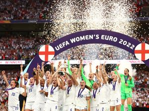 Meriahnya Selebrasi Timnas Wanita Inggris Setelah Juara Euro 2022 Meriahnya Selebrasi Timnas Wanita Inggris Setelah Juara Euro 2022