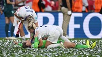 Mary Earps, Beth Mead dan Alessia Russo dari Inggris merayakan setelah memenangkan Euro 2022. Inggris vs Jerman bermain imbang tanpa gol di babak pertama. Kemudian Inggris memecah kebuntuan pada menit ke-62 lewat Ella Toone. Jerman berhasil menyamakan skor pada menit ke-79 lewat Lina Magull. (Dylan Martinez/Reuters)