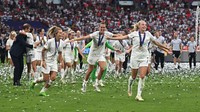 Rachel Daly, Jill Scott dan Beth Mead dari Inggris merayakan setelah memenangkan Euro 2022. (Dylan Martinez/Reuters)