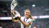 Leah Williamson merayakan dengan mengangkat trofi setelah memenangkan Euro 2022. (Molly Darlington/Reuters)