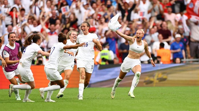 Soccer Football - Women's Euro 2022 - Final - England v Germany - Wembley Stadium, London, Britain - July 31, 2022 England's Chloe Kelly celebrates scoring their second goal  REUTERS/Lisi Niesner