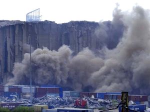 Silo di Pelabuhan Beirut Ambruk