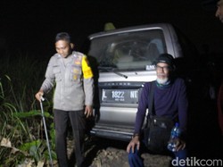 Mobil Tersesat di Tengah Sawah Jombang, Warga: Melaju Kencang Kayak di Tol