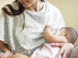 Stimulasi Payudara dari Suami Bisa Atasi Mastitis? Konselor Laktasi Bilang Gini