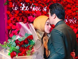 Muach... Kecupan Mesra Reino Barack untuk Syahrini yang Berulang Tahun